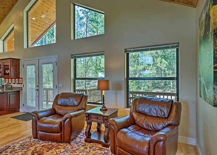 Hébergement de vacances Serene Lakeside W/ Decks + Edler Views! *