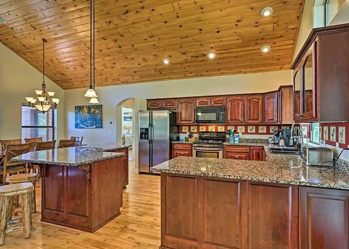 Serene Lakeside W/ Decks + Edler Views! Hébergement de vacances Pinetop-Lakeside
