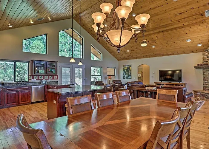 Hébergement de vacances Serene Lakeside W/ Decks + Edler Views!