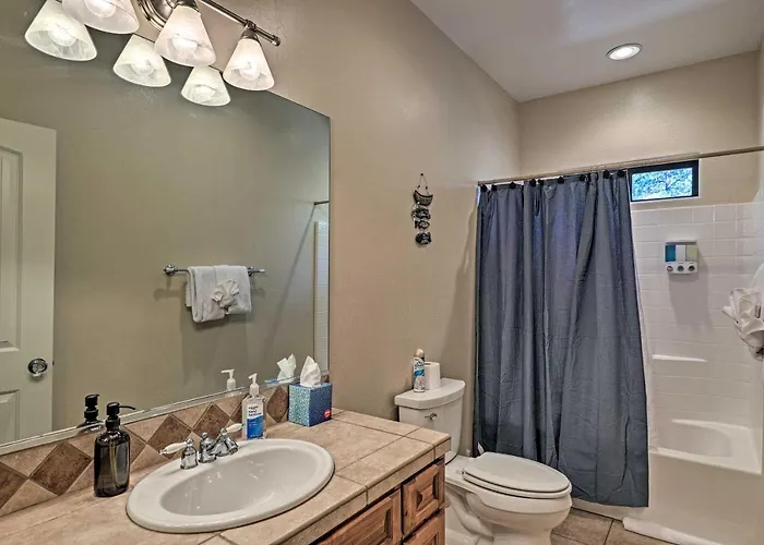 Serene Lakeside W/ Decks + Edler Views! Pinetop-Lakeside