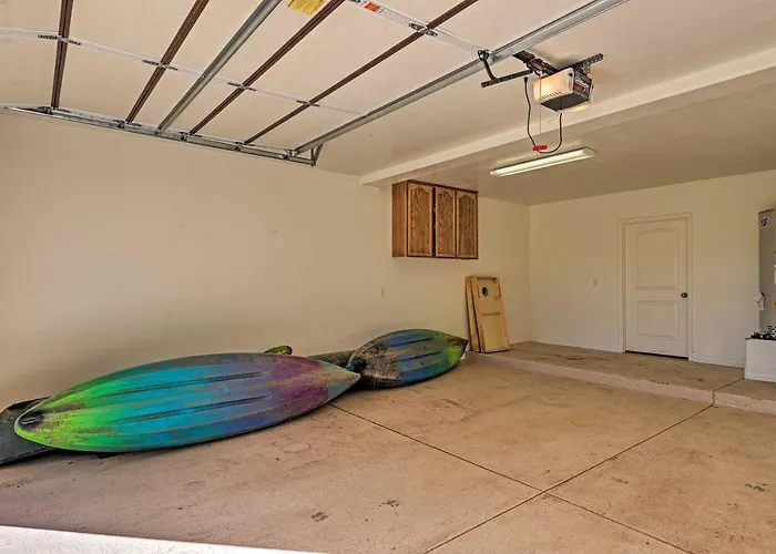 Hébergement de vacances Serene Lakeside W/ Decks + Edler Views! *