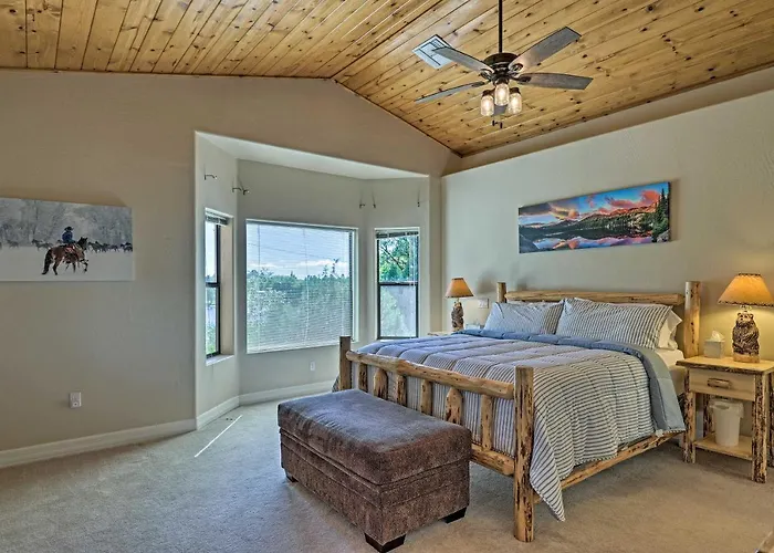 Hébergement de vacances Serene Lakeside W/ Decks + Edler Views! *