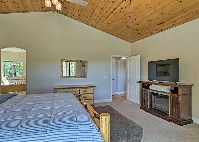 Hébergement de vacances Serene Lakeside W/ Decks + Edler Views!