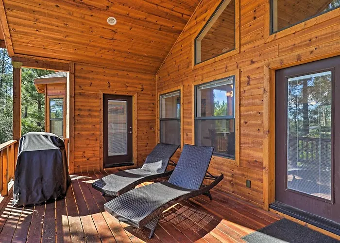 Serene Lakeside W/ Decks + Edler Views! Hébergement de vacances