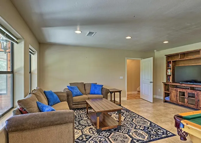 Serene Lakeside W/ Decks + Edler Views! Pinetop-Lakeside