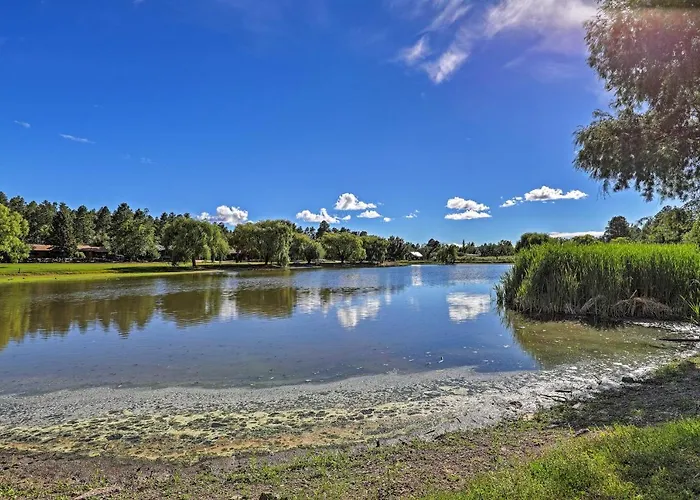 Serene Lakeside W/ Decks + Edler Views! Hébergement de vacances Pinetop-Lakeside