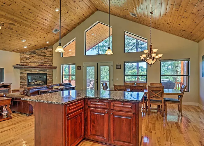 Hébergement de vacances Serene Lakeside W/ Decks + Edler Views!