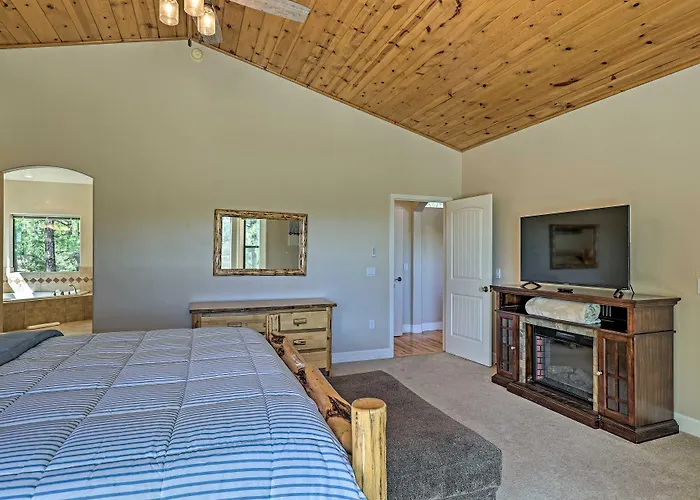 Hébergement de vacances Serene Lakeside W/ Decks + Edler Views!
