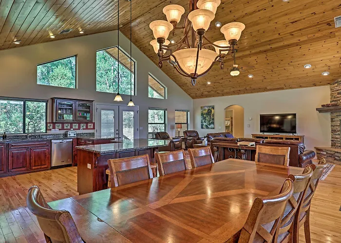Hébergement de vacances Serene Lakeside W/ Decks + Edler Views! *