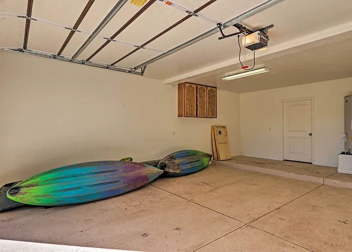 Hébergement de vacances Serene Lakeside W/ Decks + Edler Views! *